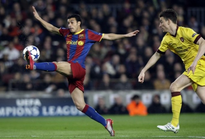 Manchester United continues to target Barcelona's Pedro (L).