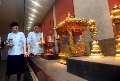 Fung Ming-Chu, director of Taipei's National Palace Museum, visits the Beijing Palace Museum's branch at the Olympic Park Observation Tower on Aug. 11, 2015. 