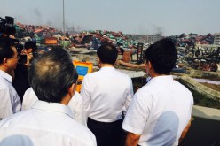 Chinese Premier Li Keqiang (center) visits the Tianjin blast site.