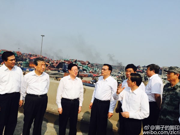 Chinese Premier Li Keqiang (fourth, L) visits the Tianjin blasts site on the afternoon of Aug. 16, 2015. 