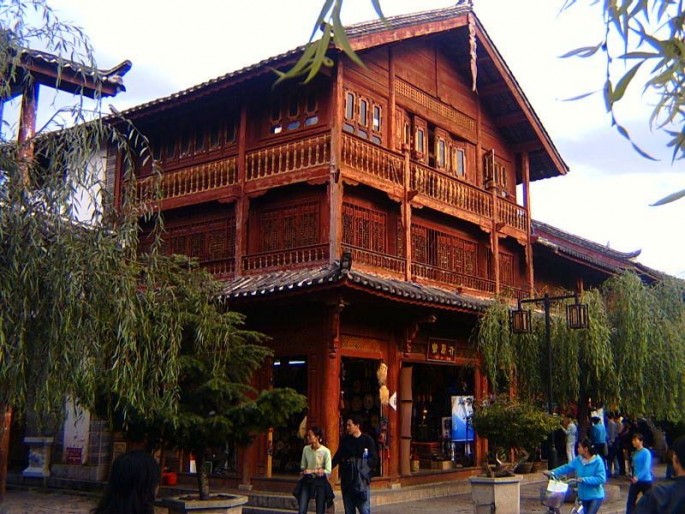Tourists are flocking to Lijiang for its rich cultural heritage.