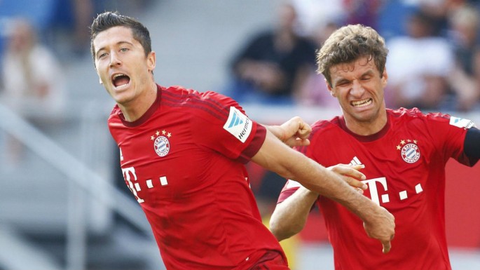 Bayern Munich's Robert Lewandowski (L) and Thomas Muller 