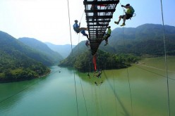 Foreign participants of the 2014 Wenzhou Outdoor Challenge abseiling off the bridge of Baihe Resort in Taishun County.
