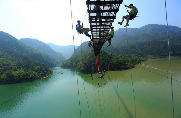 Foreign participants of the 2014 Wenzhou Outdoor Challenge abseiling off the bridge of Baihe Resort in Taishun County.