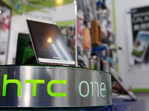 The HTC One M7 Smartphone on a display for viewing.