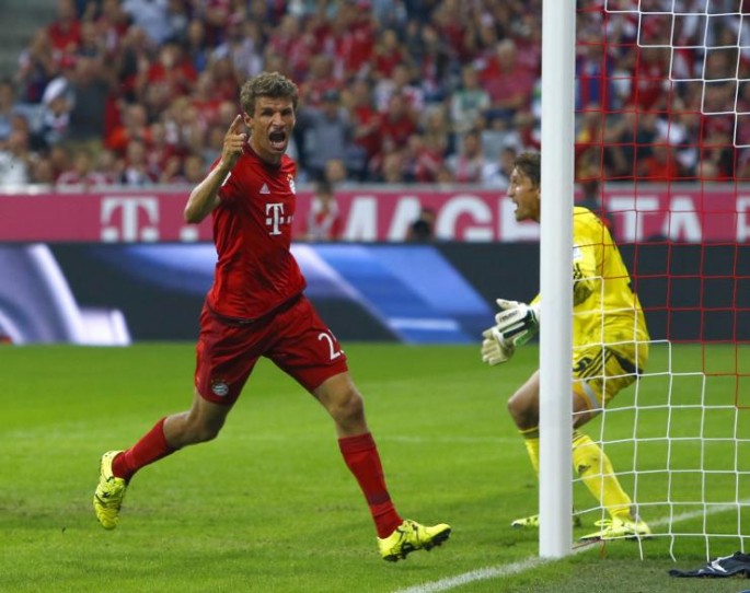 Bayern Munich striker Thomas Müller (L)