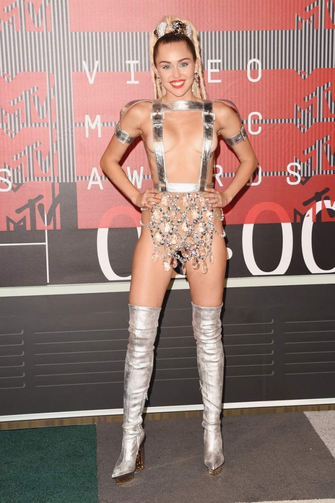 Miley Cyrus sported yet another controversial look at the MTV VMA 2015.