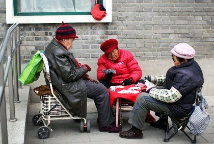 Chinese retirees living overseas will benefit from the new simplified rule on pension qualification status set by the government. 