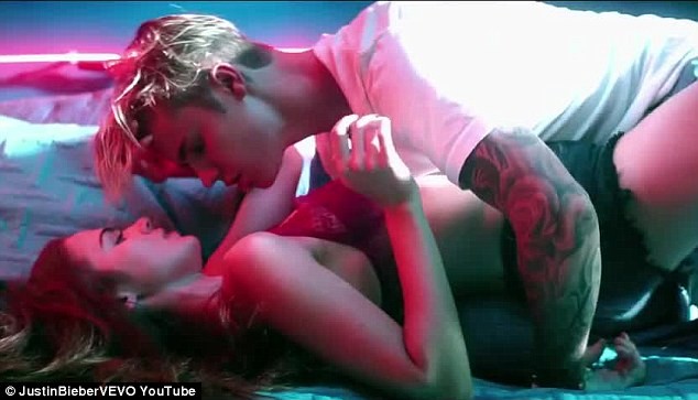 Justin Bieber gets cozy with Xenia Deli in his new single "What Do You Mean" music video.