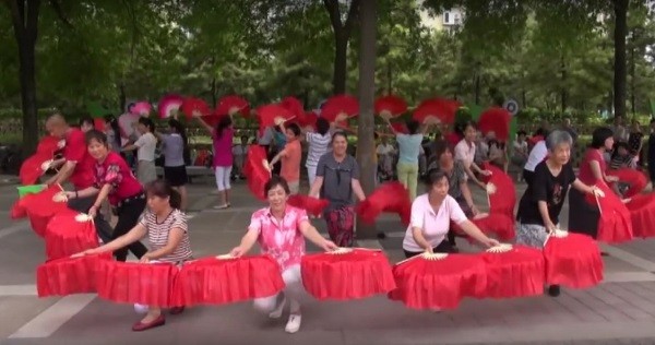 “Damas” show their initial formation before breaking into square dance in a local park in Beijing.