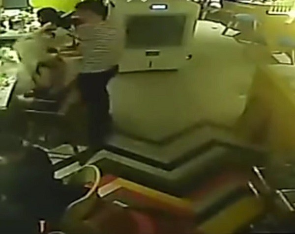 A CCTV recording shows Zhu, a young waiter at Mr. Hot Pot in Wenzhou, pouring hot water on the female diner, Lin.