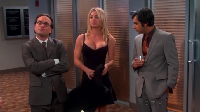 Kaley Cuoco-Sweeting is shading off her jacket in one of "The Big Bang Theory" scenes to show off her figure.