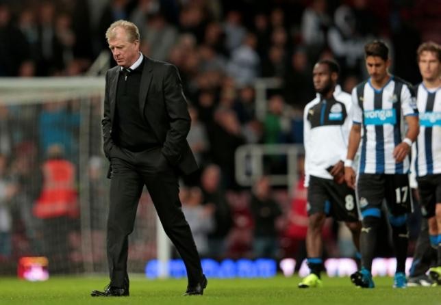 Newcastle United manager Steve McClaren (L).