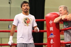 Freddie Roach watches Manny Pacquiao in training