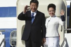 President Xi Jinping and his wife Peng Liyuan wave to the crowd upon their arrival in Seattle on Sept. 22.