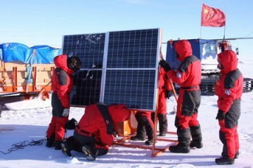 Members of China's expedition team in Antarctica set up a new seismic sensor in the region.