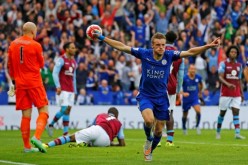 Leicester City striker Jamie Vardy (R).