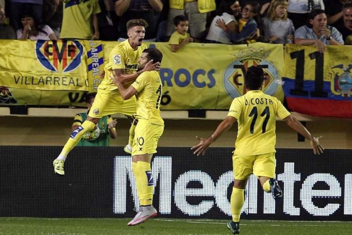 Villarreal striker Léo Baptistão (L) celebrates his goal with teammates.