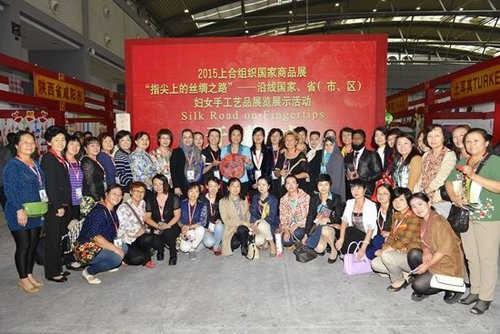 The expo "Silk Road on Fingertips" featuring women's handicrafts was organized by the Shaanxi Women's Federation.