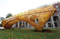 Chinese artist Shu Yong's “golden bridge” structure took inspiration from the well-known Zhaozhou Bridge.