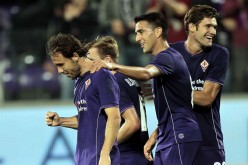 Fiorentina midfielder Joan Verdú (#21) celebrates his goal with teammates.