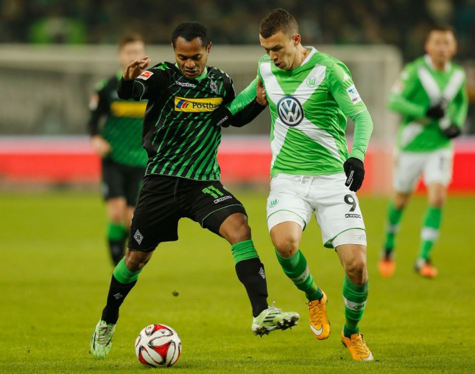 Borussia Monchengladbach's Raffael (L) and Wolfsburg's Ivan Perisic battle for the ball during ther match.