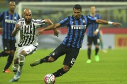 Inter Milan's Jeison Murillo (R) competes for the ball with Juventus' Simone Zaza during their recent Serie A matchup.