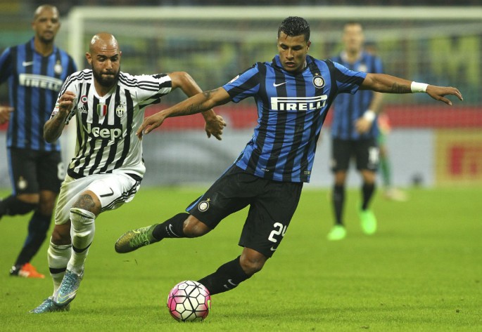 Inter Milan's Jeison Murillo (R) competes for the ball with Juventus' Simone Zaza during their recent Serie A matchup.