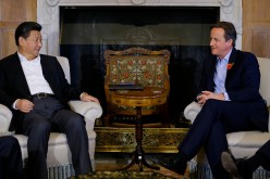 British Prime Minister David Cameron (R) holds talks with Chinese President Xi Jinping at his official residence at Chequers on Oct. 22, 2015, in Aylesbury, England. 