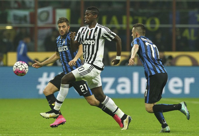 Juventus midfielder Paul Pogba (middle) competes for the ball with Inter Milan's Davide Santon (L) and Marcelo Brozovic.