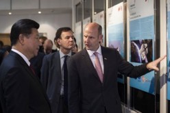 Inmarsat CEO Rupert Pearce briefs President Xi Jinping during his visit at the headquarters of the British satellite telecom company on Oct. 22, 2015.