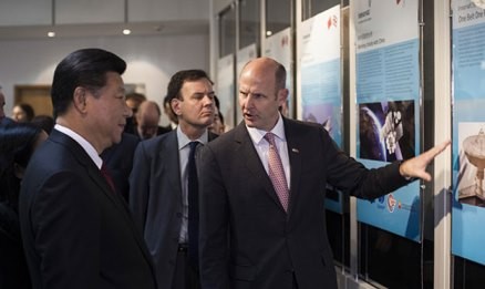Inmarsat CEO Rupert Pearce briefs President Xi Jinping during his visit at the headquarters of the British satellite telecom company on Oct. 22, 2015.