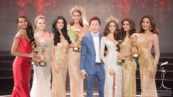Miss Grand International 2015 Anea Garcia of Dominican Republic poses with runners-up from Claire Elizabeth Parker (Australia), Vartika Singh (India), Parul Shah (Philippines) and Rattikorn Kunsom (Thailand).