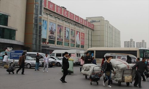 Relocation is also inevitable for merchants in South Fourth Ring Road’s Dahongmen in Fengtai District. 