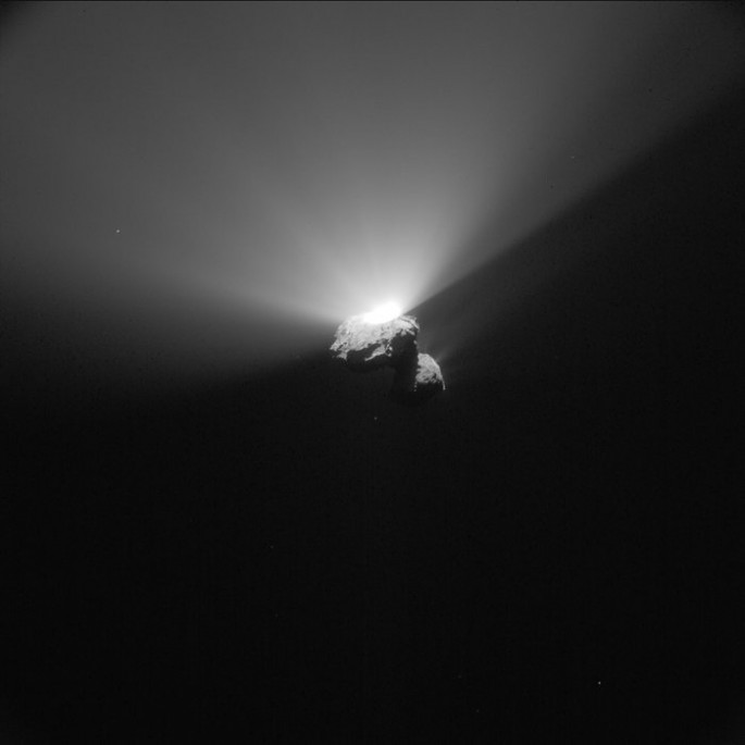 The comet reached the closest point to the Sun along its 6.5-year orbit, or perihelion, on 13 August 2015. The comet’s activity, at its peak intensity around perihelion and in the weeks that follow, is clearly visible in the image, including a significant