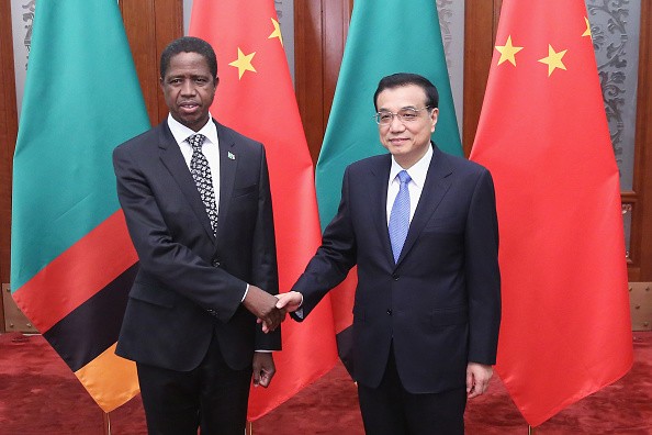 Zambian President Edgar Chagwa Lungu (L) shakes hands with Chinese Premier Li Keqiang (R) at the Great Hall of the People on March 30, 2015 in Beijing, China. 