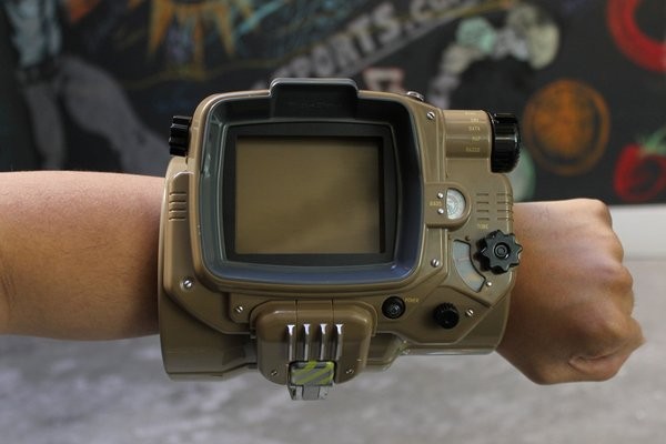 Pip-Boy collector’s edition features a notably large vault and the device is quite huge as well.