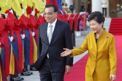 South Korean President Park Geun-hye welcomes Premier Li Keqiang during a welcoming ceremony at the presidential Blue House in Seoul on Saturday, Oct. 31.