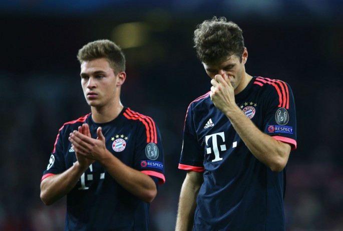 Bayern Munich's Joshua Kimmich (L) and Thomas Müller.