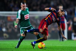 Eibar forward Simone Verdi competes for the ball against Barcelona's Neymar.