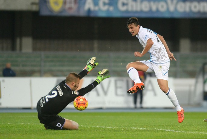 Chievo striker Roberto Inglese (R) scores the first goal of the match against Sampdoria.