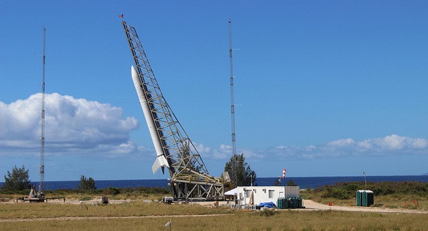 The Super Strypi launch vehicle fastened to a rail launch system at the Pacific Missile Range Facility in Kauaʻi, Hawaiʻi. 