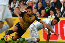 Arsenal winger Alexis Sánchez competes for the ball against Swansea City's Kyle Naughton.