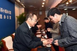 The Cyberspace Administration of China and the State Administration of Press, Publication, Radio, Film and Television gave some 594 online media reporters their press cards in Beijing on Nov. 6, 2015.