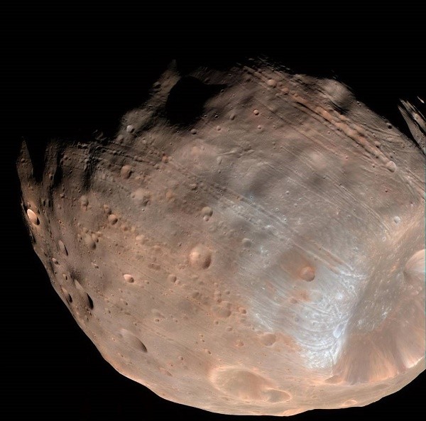 New modeling indicates that the grooves on Mars’ moon Phobos could be produced by tidal forces – the mutual gravitational pull of the planet and the moon. Initially, scientists had thought the grooves were created by the massive impact that made Stickney 