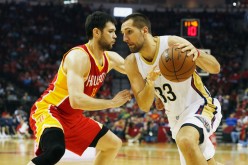 New Orleans Pelicans power forward Ryan Anderson goes around Houston Rockets' Kostas Papanikolaou.