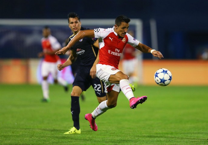 Arsenal winger Alexis Sanchez (R) dribbles past Dinamo Zagreb's Leonardo Sigali.