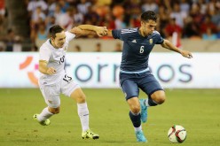 Bolivia midfielder Damián Lizio (L) competes for the ball against Argentina's Emanuel Mas in a recent friendly.