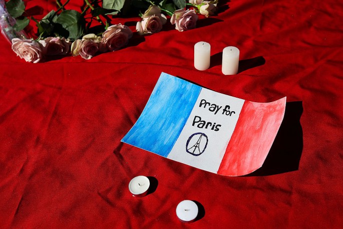 Thousands of people pay tributes to Paris attack victims