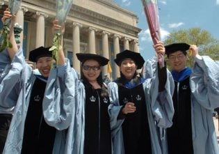 A report by the U.S. Institute of International Education revealed that, for the first time, the number of Chinese mainland students studying in U.S. colleges and universities have exceeded 300,000. 